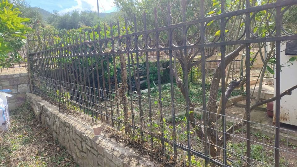 Συντήρηση πέτρινου τοίχου και μεταλλικού φράχτη