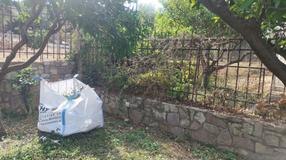 Συλλογή κλαδεμάτων σε σακούλα κήπου